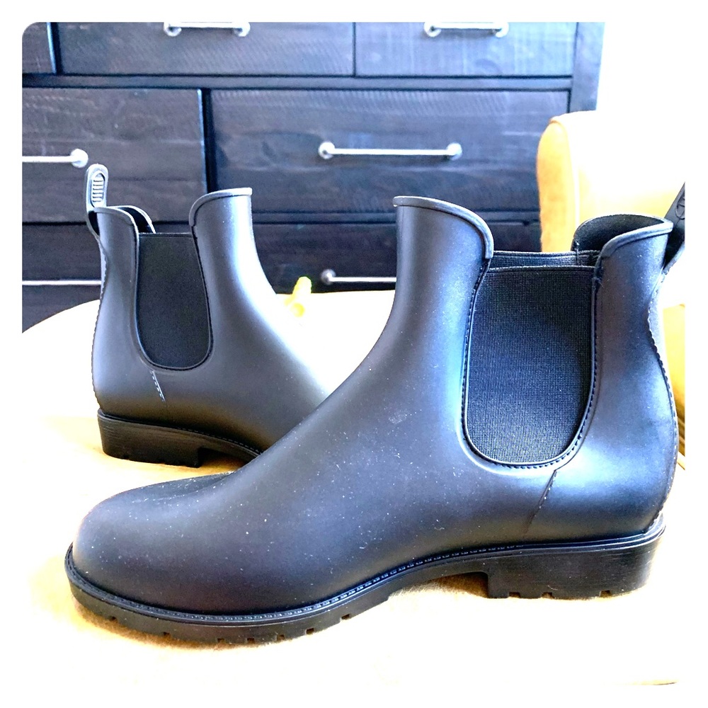 Chelsea booties black